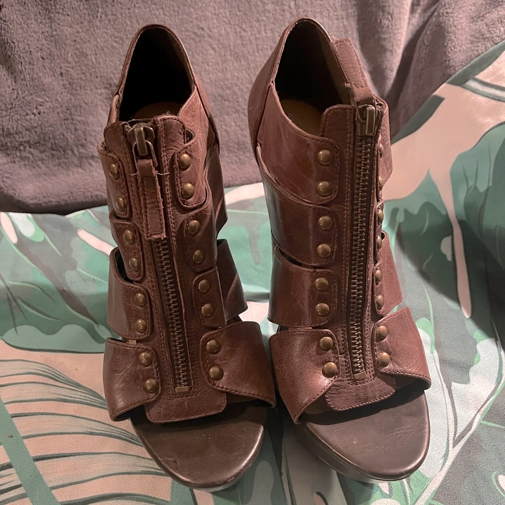 Jessica Simpson Brown Heels size 8! Super cute Studded With Zipper on front!